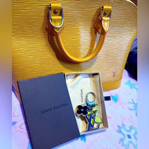 Louis Vuitton Epi Alma PM Handbag - VINTAGE - Picture 13 of 16